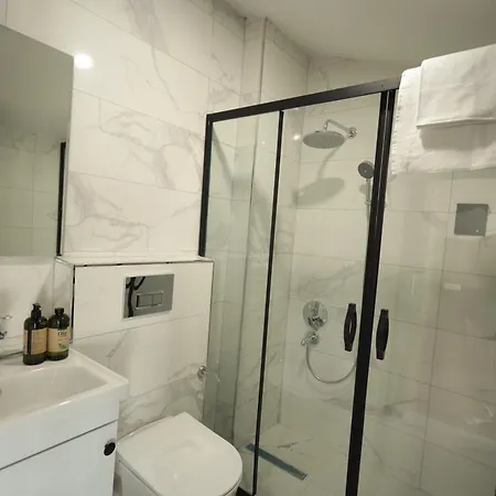 מלון Bzn Airport 3*